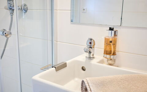 Pod Liščím Kopcem 2+2: Baño, Arreglo De Tubería, Diseño De Interiores, Grifo, Plomería, Espejo, Lavabo, Habitación, Lavabo Del Baño