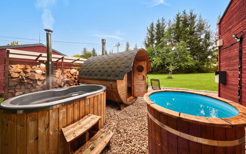 Pod Liščím Kopcem 2+2: Material Compuesto, Manchas De Madera, Cuarto De Troncos, Recurso, Yarda, Piscina, Madera Dura, Patio Interior, Edificios Del Jardín