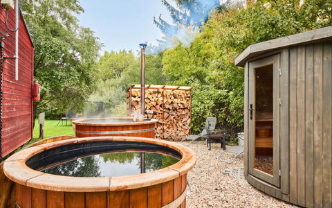 Pod Liščím Kopcem 2+2: Madera, Jardín, Manchas De Madera, Madera Dura, Bañera, Patio Interior, Material Natural, Edificios Del Jardín, Cuarto De Troncos
