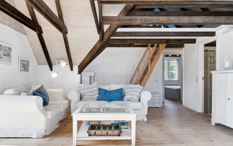 Emanuela - 800M from the Sea: Piso, Diseño De Interiores, Madera, Mueble, Techo, Suelo, Suelos De Madera, Sala, Habitación, Sofá