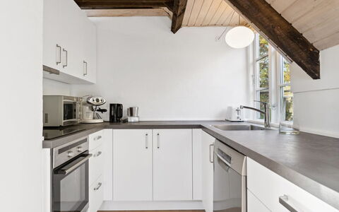 Emanuela - 800M from the Sea: Cocina, Mostrador, Piso, Diseño De Interiores, Madera, Techo, Aparato De Cocina, Suelo, Mueble, Gabinetes