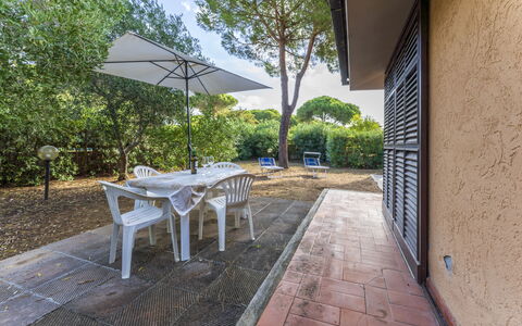 Giannella Apartment - Orbetello, Toscana: Planta, Propiedad, Edificio, Mueble, Mesa, Naturaleza, Sombra, Árbol, Mueble Para Exteriores, Arquitectura