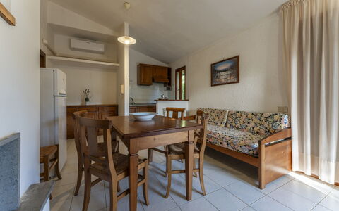 Giannella Apartment - Orbetello, Toscana: Mueble, Mesa, Azur, Madera, Silla, Piso, Suelo, Edificio, Madera Dura, Cortina