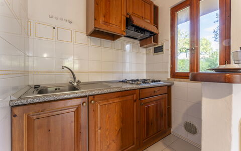 Giannella Apartment - Orbetello, Toscana: Marrón, Gabinetes, Fregadero, Mostrador, Propiedad, Mueble, Lavabo, Grifo, Edificio, Cocina