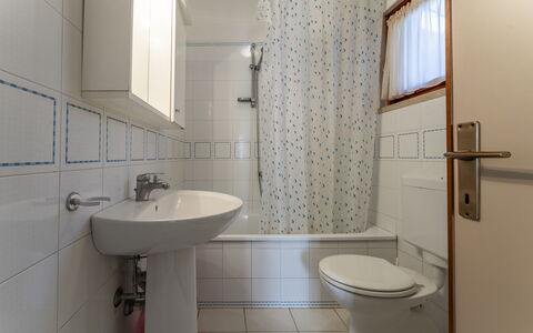 Giannella Apartment - Orbetello, Toscana: Espejo, Grifo, Lavabo, Arreglo De Tubería, Lavabo Del Baño, Propiedad, Baño, Negro, Púrpura, Diseño De Interiores