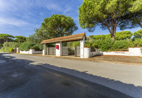 Giannella Apartment - Orbetello, Toscana: Cielo, Nube, Propiedad, Planta, Superficie De La Carretera, Árbol, Asfalto, Sombra, El Terreno Del Lote, Barrio