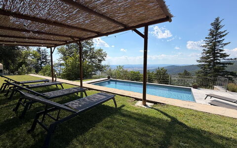 Villa Luana: Piscina, Cordillera, Hill Station, Sombra, Mueble Para Exteriores, Eco Hotel, Recurso, Cresta, Balcón, Porche