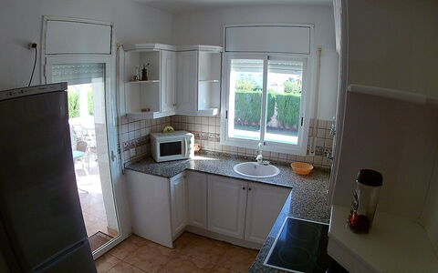 Villa Laura: Gabinetes, Fregadero, Mostrador, Ventana, Lavabo, Aparato De Cocina, Cocina, Estufa De Cocina, Diseño De Interiores, Electrodoméstico