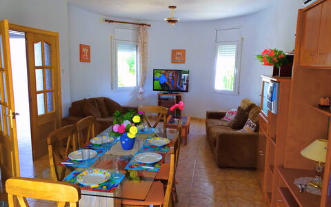 Villa Laura: Propiedad, Mueble, Sofá, Mesa, Ventana, Marco, Azur, Diseño De Interiores, Madera, Sala