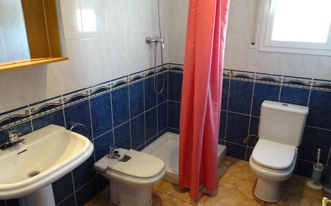 Villa Laura: Propiedad, Arreglo De Tubería, Azul, Púrpura, Baño, Grifo, Negro, Lavabo, Lavabo Del Baño