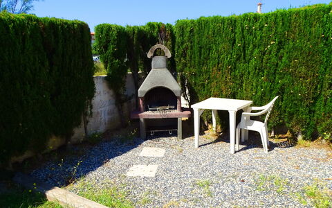 Villa Laura: Planta, Planta De La Comunidad, Verde, Cielo, Mesa, Mueble Para Exteriores, Banco Al Aire Libre, Vegetación, Paisaje Natural, Paisaje