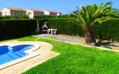 Villa Laura: Planta, Propiedad, Edificio, Azur, Cielo, Árbol, El Terreno Del Lote, Hierba, Paisaje, Mueble Para Exteriores