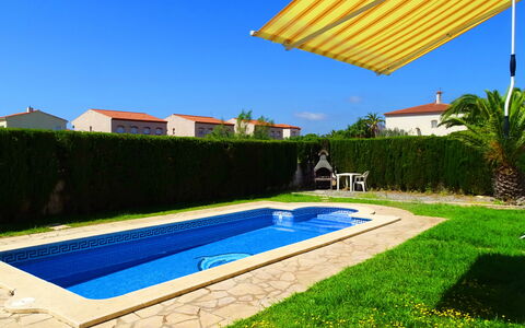 Villa Laura: Planta, Cielo, Propiedad, Agua, Azur, Edificio, Sombra, Rectángulo, Hierba, Piscina