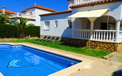Villa Laura: Agua, Planta, Propiedad, Edificio, Ventana, Azur, Piscina, Cielo, Ocio, Sombra