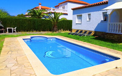 Villa Laura: Agua, Edificio, Planta, Propiedad, Piscina, Azur, Azul, Cielo, Ventana, Sombra