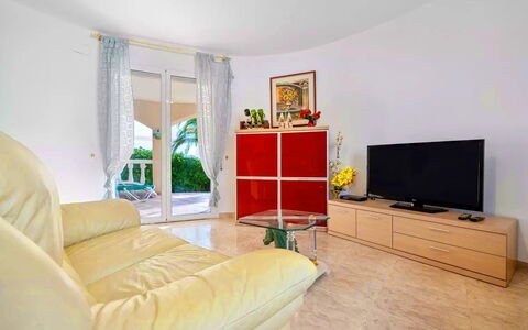 Villa Manuela: Mueble, Propiedad, Sofá, Comodidad, Diseño De Interiores, Planta, Televisión, Sala, Amarillo, Madera