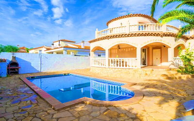 Villa Manuela: Nube, Cielo, Edificio, Propiedad, Agua, Planta, Azul, Casa, Ventana, Piscina