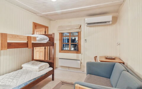 Muriel - 1.1Km from the Sea: Pared, Suelo, Piso, Madera, Diseño De Interiores, Cama, Habitación, Techo, Mueble, Habitación