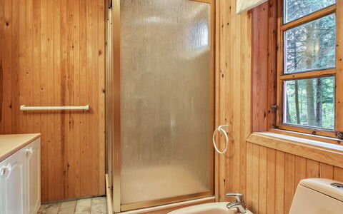 Muriel - 1.1Km from the Sea: Arreglo De Tubería, Madera, Baño, Piso, Suelo, Grifo, Diseño De Interiores, Lavabo Del Baño, Plomería, Lavabo