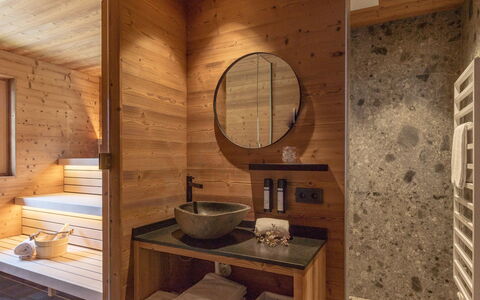 Pichl 400: Espejo, Edificio, Arreglo De Tubería, Grifo, Madera, Diseño De Interiores, Lavabo, Suelo, Piso, Estante