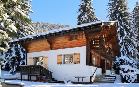 Chalet le Haut Pré: Cielo, Nieve, Edificio, Ventana, Planta, Árbol, Casa, Alerce, Cabaña, Biome