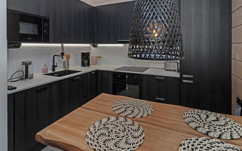 Mäkitie 4: Diseño De Interiores, Madera, Lámpara, Cocina, Mostrador, Mueble, Piso, Encendiendo, Techo, Marrón
