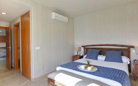 Tipo 3 Dormitorios: Mueble, Madera, Piso, Suelo, Diseño De Interiores, Silla, Techo, Habitación, Habitación, Cama