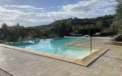 Villa Le Ripe Apartments - Gambassi Terme, Toscana: Agua, Nube, Cielo, Los Recursos Hídricos, Piscina, Rectángulo, Mueble Para Exteriores, Árbol, Sombra, Planta