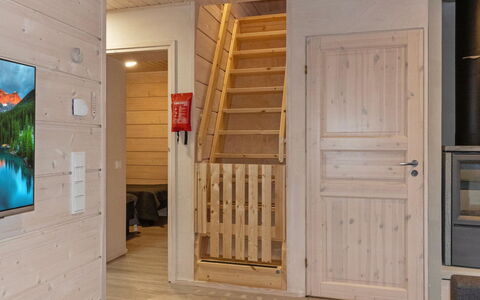 Taimen: Casa, Cabaña, Techo, Inmuebles, Sombra, Casa De Campo, Césped, Paisajismo, Jardín, Yarda