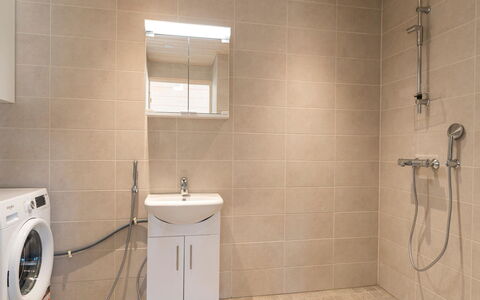 Taimen: Piso, Suelo, Pared, Diseño De Interiores, Arreglo De Tubería, Baño, Techo, Mueble De Baño, Habitación, Grifo