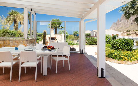 Villa Cornino - Custonaci, Sicilia: Planta, Mueble, Mesa, Azur, Silla, Encendiendo, Diseño De Interiores, Arquitectura, Sombra, Edificio