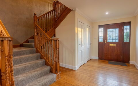 Evergreen House: Propiedad, Madera, Diseño De Interiores, Escalera, Manchas De Madera, Suelo, Piso, Pintar, Pared