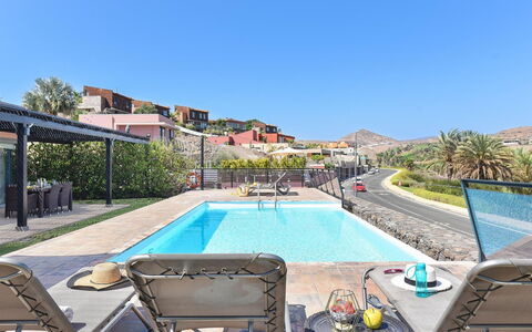 Salobre Villa 2: Cielo, Propiedad, Mueble, Mesa, Edificio, Agua, Silla, Madera, Sombra, Diseño De Interiores