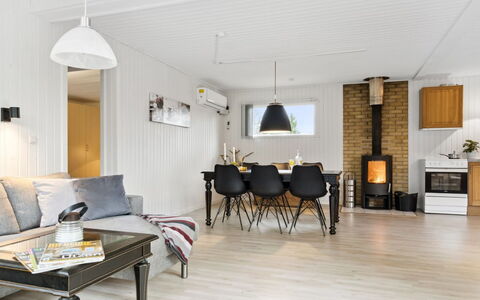 Suvi - 700M from the Sea: Madera, Piso, Mueble, Diseño De Interiores, Suelos De Madera, Casa, Sala, Techo, Suelo, Habitación