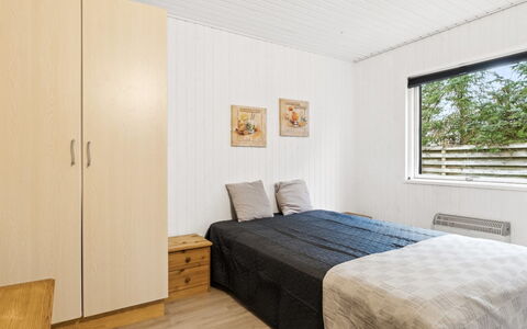 Suvi - 700M from the Sea: Madera, Diseño De Interiores, Habitación, Piso, Cama, Mueble, Suelo, Techo, Habitación, Suelos De Madera