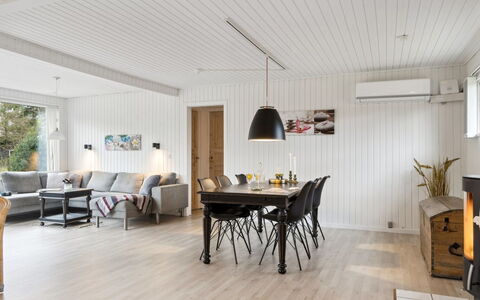 Suvi - 700M from the Sea: Piso, Diseño De Interiores, Madera, Suelos De Madera, Techo, Suelo, Mueble, Casa, Sala, Suelo Laminado