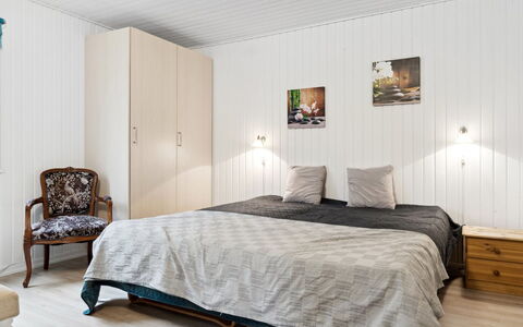 Suvi - 700M from the Sea: Mueble, Habitación, Cama, Diseño De Interiores, Madera, Piso, Suelo, Sábana, Techo, Lecho