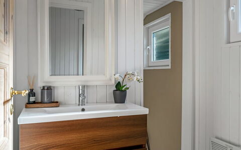 Suvi - 700M from the Sea: Piso, Diseño De Interiores, Madera, Suelo, Mueble De Baño, Arreglo De Tubería, Gabinetes, Baño, Lavabo Del Baño, Lavabo