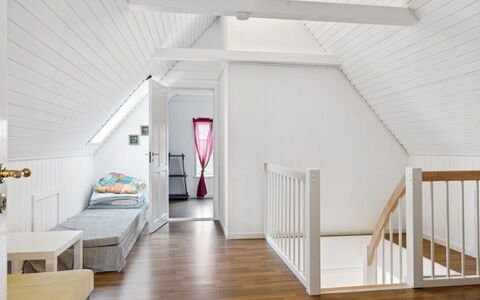 Eliane - 1.8Km from the Sea: Madera, Techo, Arquitectura, Casa, Casa, Cabaña, Vía Muerta, Madera Dura, Pendiente, Inmuebles