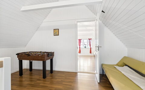 Eliane - 1.8Km from the Sea: Madera, Techo, Arquitectura, Casa, Casa, Cabaña, Vía Muerta, Madera Dura, Pendiente, Inmuebles