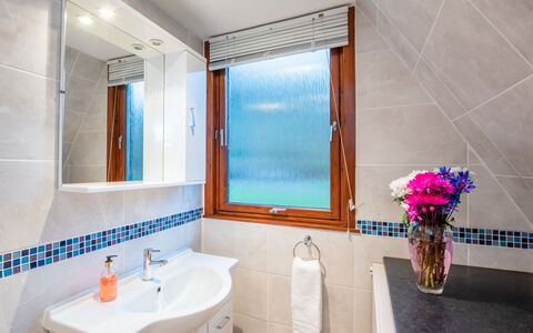 Lothlorien Lodge 4: Arreglo De Tubería, Piso, Diseño De Interiores, Baño, Suelo, Grifo, Plomería, Lavabo, Material Compuesto, Loseta