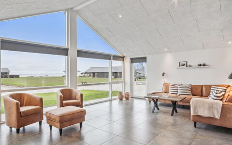 Clare - 100M from the Sea: Piso, Techo, Suelo, Suelos De Madera, Silla, Sala, Madera Dura, La Luz Del Día, Ático