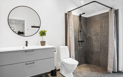 Clare - 100M from the Sea: Piso, Suelo, Diseño De Interiores, Arreglo De Tubería, Plomería, Baño, Baño, Mueble De Baño, Loseta, Habitación