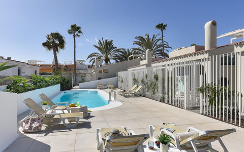Velsuites 1: Cielo, Tiempo De Día, Edificio, Azur, Árbol, Mueble Para Exteriores, Piscina, Sombra, Arecales, Balneario