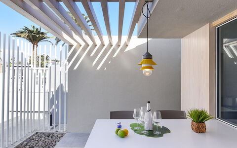 Velsuites 1: Mesa, Propiedad, Mueble, Edificio, Planta, Madera, Sombra, Encendiendo, Arquitectura, Vajilla