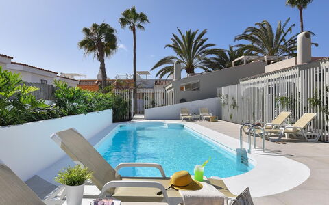 Velsuites 1: Agua, Cielo, Planta, Propiedad, Piscina, Edificio, Mueble, Azur, Árbol, Mueble Para Exteriores