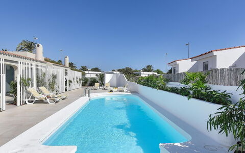 Velsuites 1: Agua, Cielo, Propiedad, Edificio, Piscina, Azur, Planta, Sombra, Árbol, Cuerpo De Agua
