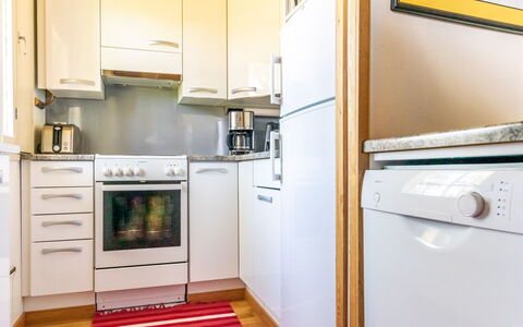 Soidinaukia a 3: Aparato De Cocina, Electrodoméstico, Piso, Cocina, Diseño De Interiores, Electrodoméstico, Madera, Suelo, Habitación, Gabinetes