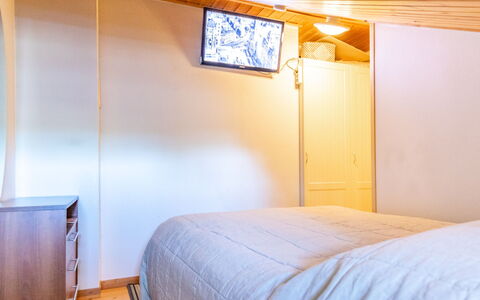 Soidinaukia a 3: Suelo, Piso, Diseño De Interiores, Cama, Madera, Habitación, Techo, Sábana, Habitación, Encendiendo