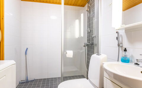 Soidinaukia a 3: Arreglo De Tubería, Piso, Lavabo Del Baño, Diseño De Interiores, Suelo, Lavabo, Baño, Madera, Grifo, Techo